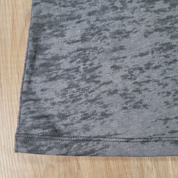 🔹️DASH Gray & Silver 'Dash' Vneck Short Sleeve Tshirt Small - Picture 6 of 8